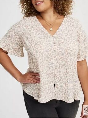 torrid Cream Floral V-Neck Button-Front Blouse